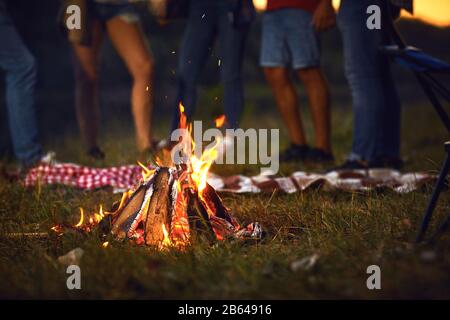 Lagerfeuer nachts bei einem Picknick der Freunde im Herbst Stockfoto