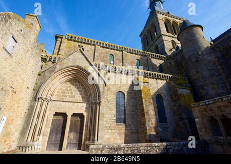 Mont-Saint Michel, Frankreich - 28. August 2014: Fassade einer Kirche in der Abtei von Mont-Saint Michel. Stockfoto