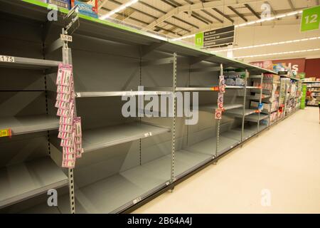 Regale, die beim Ausbruch des Coronavirus in Großbritannien aus toilettenpapier und Küchenhandtuch in einem Asda-Supermarkt geleert wurden. Dorset England Großbritannien. Stockfoto