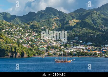 Kingstown, Saint Vincent und die Grenadinen - 19. Dezember 2018: Blick auf die Küste von Hafen und Stadt Kingstown, Hauptstadt der karibischen Insel Saint V Stockfoto