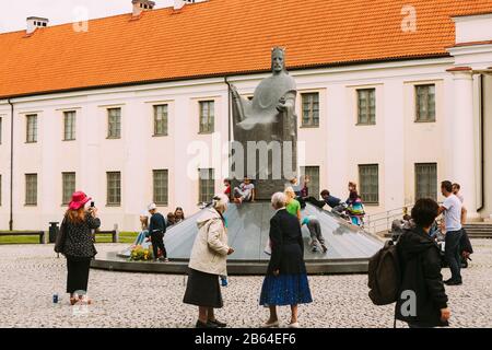 Vilnius, Litauen. Menschen, Die In Der Nähe Des Denkmals Zum König Mindaugas Nahe Dem Nationalmuseum Von Litauen Spazieren. Stockfoto