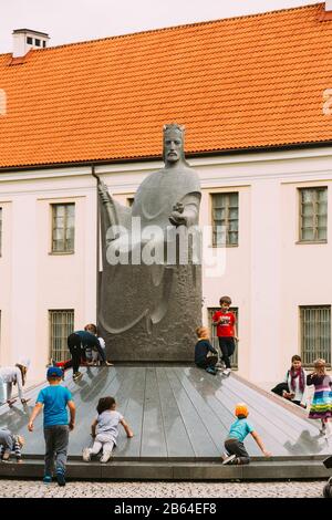 Vilnius, Litauen. Kinder, Die In Der Nähe Des Denkmals Zum König Mindaugas Nahe Dem Nationalmuseum Von Litauen Spazieren. Stockfoto