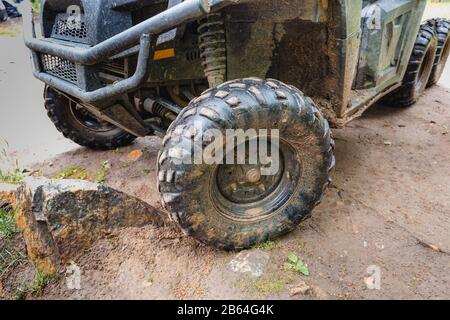 Geländewagen im Schlamm-Nahaufnahme Rad fahren Stockfoto