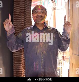 Ein Inder, der Holi. Holi feiert, wird auch als Farbenfest bezeichnet. Stockfoto