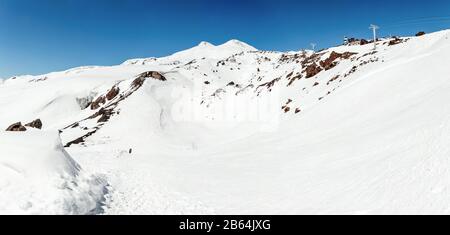 Bei schönem Wetter überwintern der Blick auf den Berg Elbrus und den Hauptkamm des Kaukasus Stockfoto