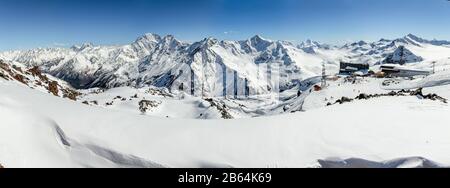 Panorama der Winterberge im Kaukasusgebiet, Blick vom Berg Elbrus, Russland Stockfoto