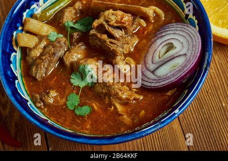 Nihari Ghost, Eintopf mit langsam gekochtem Fleisch, hauptsächlich Schaftfleisch aus Rindfleisch oder Lamm und Hammel, Awadhi-Küche, Traditionelle indische Gerichte, Top View. Stockfoto