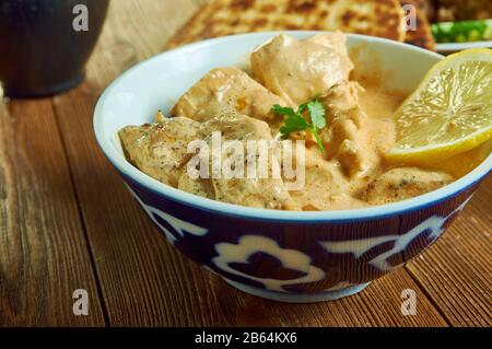 Nawabi Chicken, Huhn wird in Zwiebeln, Cashewnuss und Curd Gravy gekocht, Awadhi Cuisine, Traditionelle indische Gerichte, Top View. Stockfoto