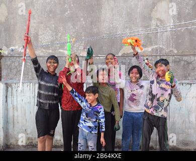 Junge Jungen und Mädchen, die Holi genießen und spielen Stockfoto