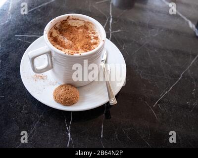 Sahlep oder Salep traditionelles türkisches Wintergetränk mit Zimt.Speisen und Getränke Hintergrundtextur. Stockfoto