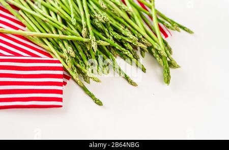 Spargel, ein Haufen frischen Spargels auf Holzschneidebrett Stockfoto