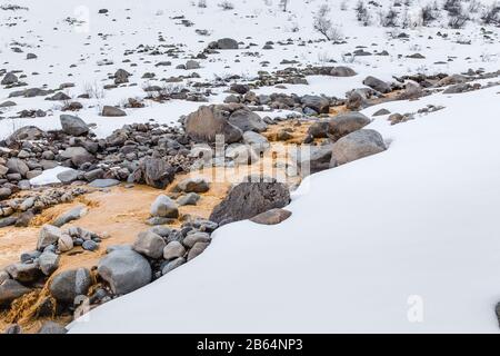 Schlammigen Gebirgsfluss aus Schmelzwasser fließt von der Gletscher-Gipfel des Altai-Gebirges Stockfoto