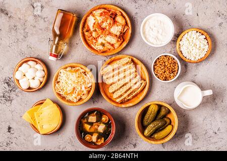 Fermentierter Lebensmittel, Probiotika - kefir, Kombucha, Sauerkraut, saure Gurken, Misosuppe, Tempeh, Natto, Kimchi, Joghurt, Mozzarella und Gouda Käse, Cottage che Stockfoto