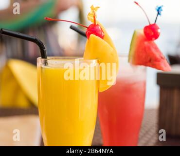 Hausgemachte Wassermelonen und Ananas Smoothie mit Scheiben Wassermelone eingerichtet, Ananas Stockfoto