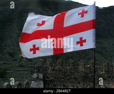 Die Flagge Georgiens auf der Festung Khertvisi, Meskheti, Georgia Stockfoto