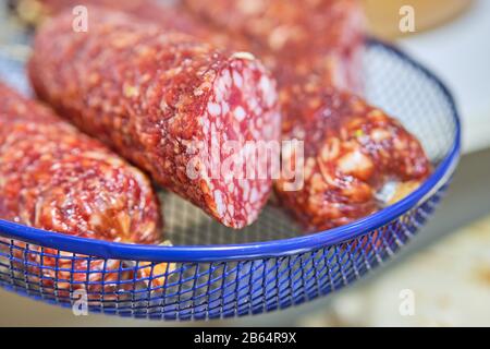 Rauchte Würstchen auf einem Ladentisch. Nahaufnahme. Stockfoto