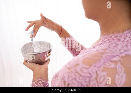 Balinesische Frauen tragen traditionelle Kleidung, wenn sie nach Hinduismus beten Stockfoto