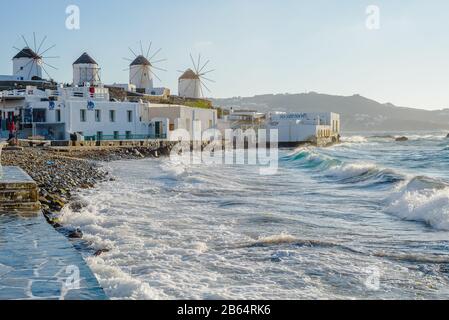 Eine Reihe von Mühlen auf dem Hügel in der Nähe des Meeres auf der Insel Mykonos in Griechenland - die Hauptattraktion der Insel Stockfoto