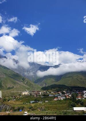 Blick auf das Stadlet Stepantsminda mit Bergen im Hintergrund, Georgia Stockfoto