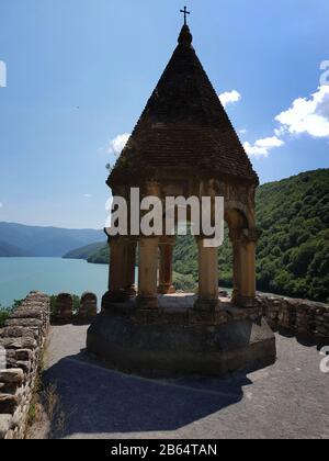 Blick auf den Zhinvali-Staudamm von der Burg Ananuri, Georgia Stockfoto