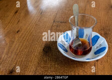 Trinken Sie traditionellen türkischen Tee im Glas am Meer von izmir, Türkei Stockfoto