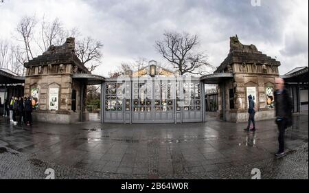 Berlin, Deutschland. März 2020. Wolken hängen über dem Haupteingang des Berliner Zoos. Kredit: Corinna Schwanhold / dpa / Alamy Live News Stockfoto