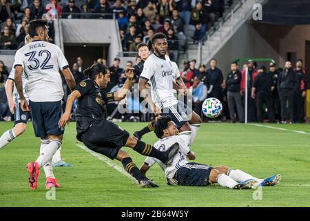 Der Mittelfeldspieler der Philadelphia Union, José Martinez (8), rutscht ab, um einen Schuss des LAFC Forward Carlos Vela (10) während eines MLS-Fußballspiels am Sonntag, 8. März 2020, in Los Angeles, Kalifornien, USA zu blockieren. (Foto von IOS/Espa-Images) Stockfoto