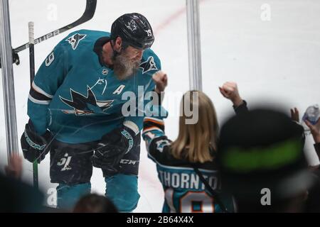 Fans von San Jose Sharks feiern, nachdem Joe Thornton (19), Center der San Jose Sharks, während eines NHL-Spiels am Sonntag, 8. März 2020, in San Jose, Kalifornien, USA, ein Tor gegen die Colorado Avalanche erzielt hat. (Foto von IOS/Espa-Images) Stockfoto