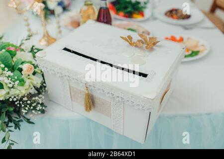 Elegante Hochzeitskiste Mit Kunstblumen Stockfoto