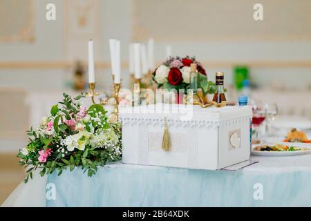 Elegante Hochzeitskiste Mit Kunstblumen Stockfoto