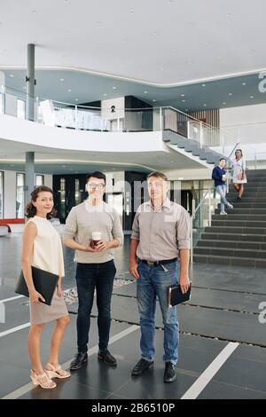 Multiethnisches Business Team steht nach der Teilnahme an der Konferenz für Unternehmer im Bürohaus Stockfoto