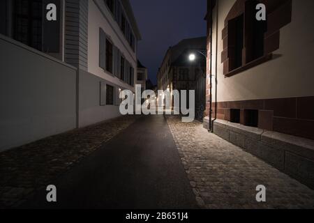 Die Gassen der Altstadt in der schweiz Basel nachts. Stockfoto