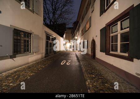 Die Gassen der Altstadt in der schweiz Basel nachts. Stockfoto