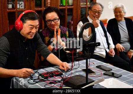 (200310) -- TAIYUAN, 10. März 2020 (Xinhua) -- Wu Lingyun (1. L) und seine Familie führen die Jin-Oper durch Live-Stream in Taiyuan, Nordchinas Provinz Shanxi, am 6. März 2020 auf. Aufgrund der epidemischen Risiken von COVID-19 werden Theatervorstellungen ausgesetzt. Wu Lingyun verlegt seine Bühne der Jin Opera auf eine Live-Streaming-Plattform mit seinen Eltern und seiner Frau, die alle berühmte Darsteller der Jin Opera sind. Die Jin-Oper ist eine traditionelle Kunstform, die in der Provinz Shanxi während der frühen Jahre der Qing-Dynastie (1644-1911) entstanden ist und für ihren energischen Gesangsstil bekannt ist. (Xinhua/Cao Yang) Stockfoto