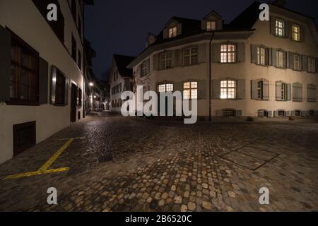 Die Gassen der Altstadt in der schweiz Basel nachts. Stockfoto