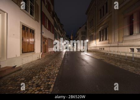 Die Gassen der Altstadt in der schweiz Basel nachts. Stockfoto