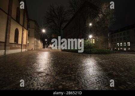 Die Gassen der Altstadt in der schweiz Basel nachts. Stockfoto