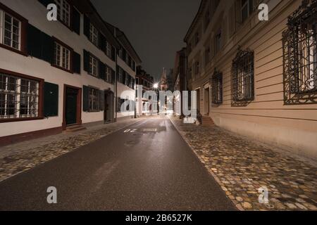 Die Gassen der Altstadt in der schweiz Basel nachts. Stockfoto