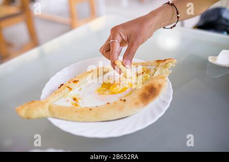 Abchasien Khachapuri drei Dotterquatel-Eier im Stillleben auf einem Teller im Café Stockfoto