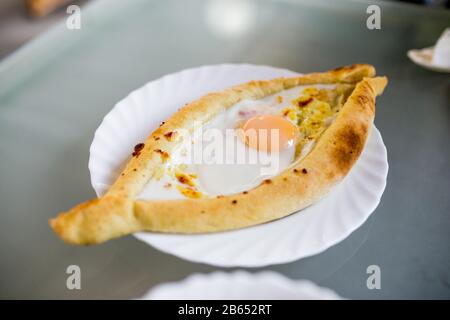 Abchasien Khachapuri drei Dotterquatel-Eier im Stillleben auf einem Teller im Café Stockfoto