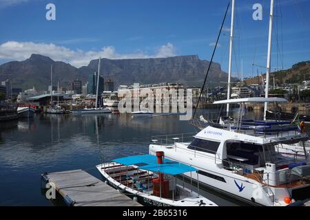 Kapstadt, Victoria und Alfred Waterfront, Table Bay Harbour, Südafrika, Tafelberg im Hintergrund Stockfoto