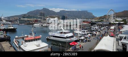 Kapstadt, Victoria and Alfred Waterfront, Table Bay Harbour, Südafrika, Tafelberg im Hintergrund: Panorama Stockfoto