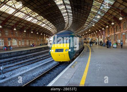 GWR-Schnellzug der Klasse 43, der Passagiere am Bahnsteig Temple Meads Bahnhof, Bristol, England, Großbritannien anfährt Stockfoto