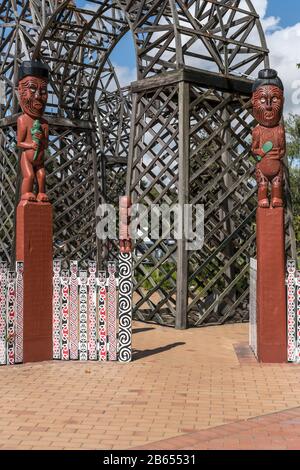 Rotorua, NEUSEELAND - 9. November 2019: Stadtbild mit Maori bemalte Skulpturen in Ausstellung in Government Gardens, im hellen späten Frühling Ligh gedreht Stockfoto