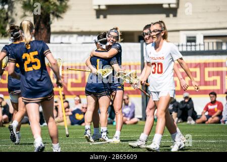 Der kalifornische Golden-Bears-Angreifer Nikki Zaccaro (1) feiert mit Teamkollegen, nachdem er während eines NCAA-Lacrosse-Matches gegen die Southern California Women of Troy am Sonntag, 8. März 2020, in Los Angeles, Kalifornien, USA, punktelos war. (Foto von IOS/Espa-Images) Stockfoto