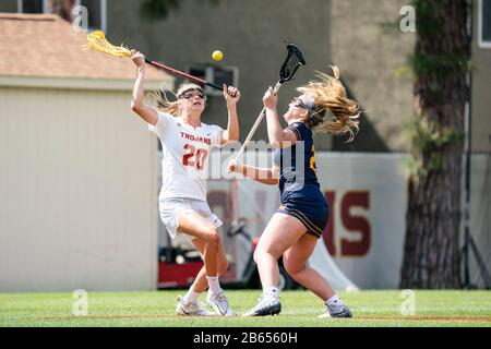 Die südkalifornischen Frauen der Troy-Mittelfeldakteur Katie Ramsay (20) und California Golden Bears Angreiferin Olivia Dey (29) sehen sich während eines NCAA-Lacrosse-Matches, Sonntag, 8. März 2020, in Los Angeles, Kalifornien, USA, gegenüber. (Foto von IOS/Espa-Images) Stockfoto