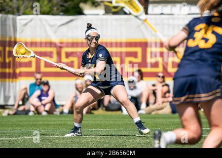 Der kalifornische Golden-Bears-Angreifer Nikki Zaccaro (1) nimmt während eines NCAA-Lacrosse-Matches gegen die Southern California Women of Troy am Sonntag, 8. März 2020, in Los Angeles, Kalifornien, USA, einen Freischuss ab. (Foto von IOS/Espa-Images) Stockfoto