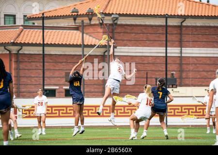 Die südkalifornischen Frauen der Troy-Mittelfeldakteur Katie Ramsay (20) und der kalifornische Golden-Bears-Angreifer Kaia Evans (18) kämpfen während eines NCAA-Lacrosse-Matches, Sonntag, 8. März 2020, in Los Angeles, Kalifornien, USA um den Ball. (Foto von IOS/Espa-Images) Stockfoto