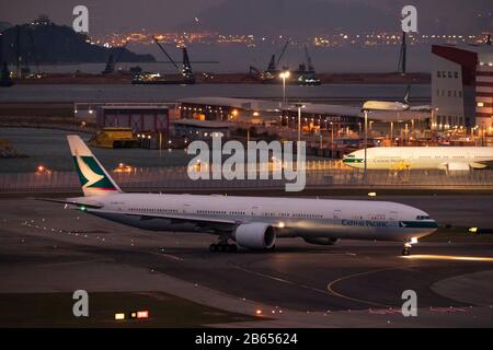 Ein Flugzeug der Boeing 777 von Cathay Pacific, das bei der Hong Kong International AirportAirlines auf der ganzen Welt besteuert wurde, hat Flüge gestrichen, verschoben oder ihre Dienste als Reaktion auf den Ausbruch des Coronavirus angepasst. Stockfoto