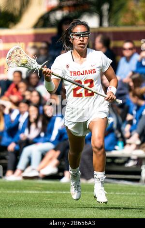 Südkalifornien Frauen des Troy-Angreifers Izzy McMahon (22) rückt während eines NCAA-Lacrosse-Matches gegen die California Golden Bears, Sonntag, 8. März 2020, in Los Angeles, Kalifornien, USA, ins Feld. (Foto von IOS/Espa-Images) Stockfoto